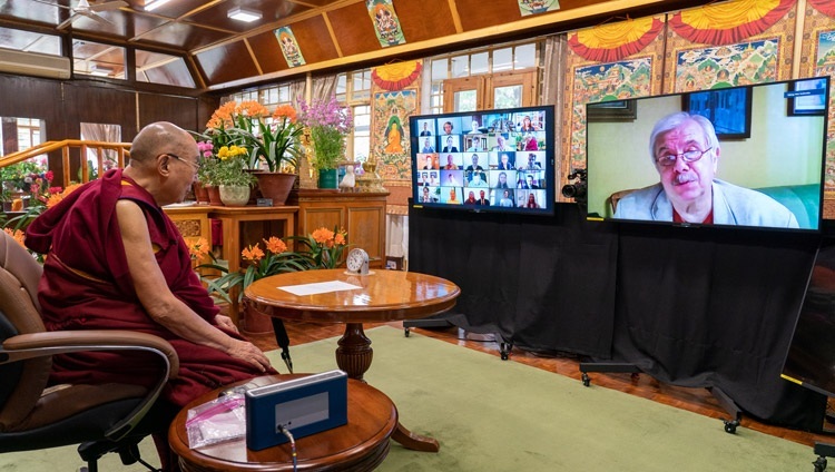 ОХУ-ын ШУА-ийн гишүүн профессор Николай Янковский Дээрхийн Гэгээнтэн Далай Ламд цахим уулзалтын хөтөлбөрийг танилцуулж байгаа нь. Энэтхэг, ХП, Дарамсала. 2021.03.29. Фото зургийг Тэнзин Жампел.