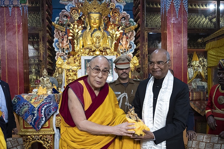 Дээрхийн Гэгээнтэн Далай Лам ноён Рам Натх Ковиндыг Бихар мужийн захирагчаар ажиллаж байх үед уулзаж байгаа нь. Энэтхэг, ХП, Дарамсала. 2017.01.09. Фото зургийг Тэнзин Чоежор. 