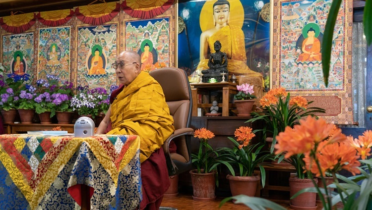 Дээрхийн гэгээнтэн Далай Лам сүсэгтнүүдийн асуултанд хариулж байгаа нь.  Энэтхэг, ХП, Дарамсала. 2021.04.07. Зургийг Тэнзин Жампел.