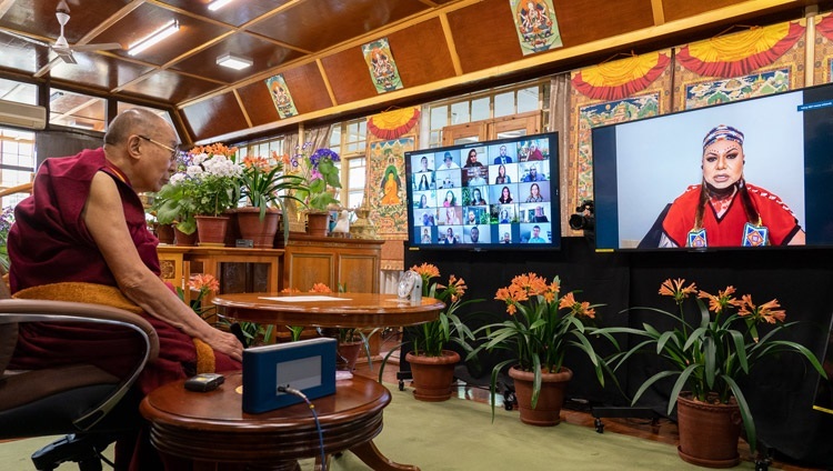 Дээрхийн Гэгээнтэн Далай Лам сошл орчинд олон дагагчтай залуучуудын асуултанд хариулж байгаа нь. Энэтхэг, ХП, Дарамсала. 2021.04.12. Фото зургийг Тэнзин Жампел.
