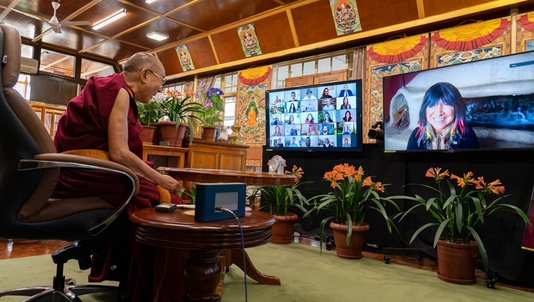 Дээрхийн Гэгээнтэн Далай Лам залуучуудын асуултыг сонирхон сонсож байгаа нь. Энэтхэг, ХП, Дарамсала. 2021.04.12. Фото зургийг Тэнзин Жампел.