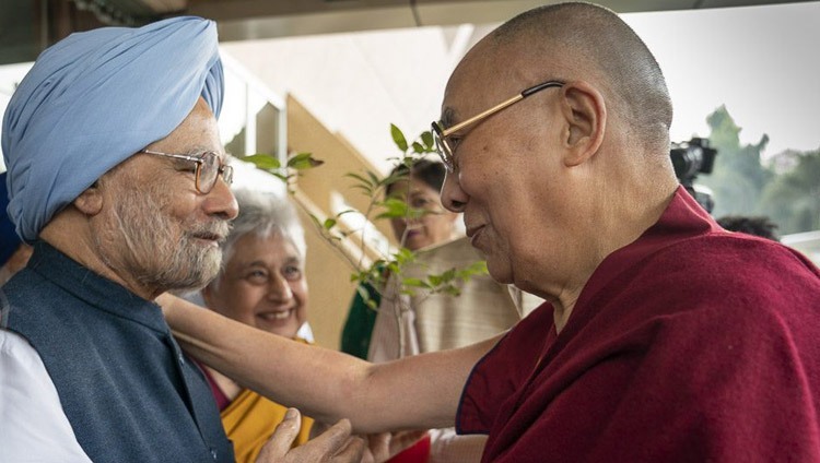 Дээрхийн Гэгээнтэн Далай Лам болон Энэтхэгийн ерөнхий сайд асан Манмохан Синх нар уулзаж байгаа нь. Энэтхэг, Шинэ Дели. 2018.11.10. Фото зургийг Тэнзин Жампел.