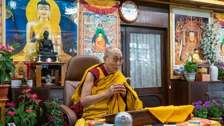 Дээрхийн гэгээнтэн Далай Лам Тайваны сүсэгтнүүдэд зориулсан номын айлдвараа эхэлж байгаа нь. Энэтхэг, ХП, Дарамсала. 2021.05.01. Фото зургийг Тэнзин Жампел.