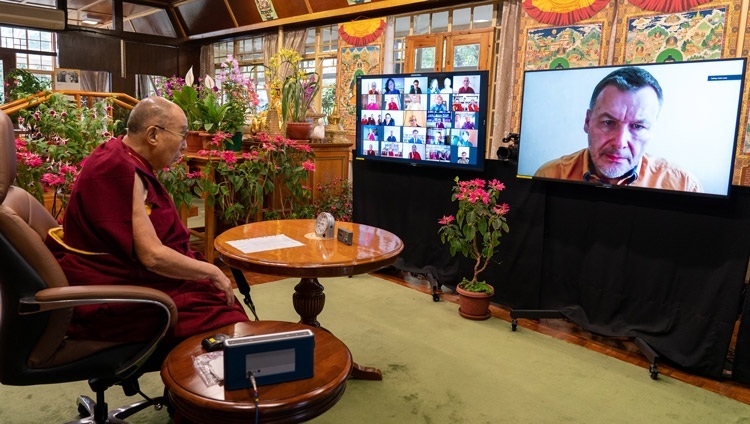 Константин Анохин Дээрхийн Гэгээнтэн Далай Ламаас асуулт асууж байгаа нь. Энэтхэг, ХП, Дарамсала. 2021.05.05. Фото зургийг Тэнзин Жампел.