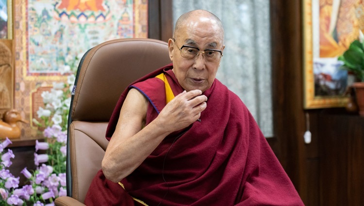 Дээрхийн Гэгээнтэн Далай Лам зохиолч Пико Иертэй ярилцах үеэр. Энэтхэг, ХП, Дарамсала. 2021.05.19. фото зургийг Тэнзин Жампел. 