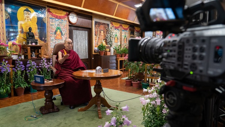 Дээрхийн Гэгээнтэн Далай Лам зохиолч Пико Иертэй ярилцаж байгаа нь. Энэтхэг, ХП, Дарамсала. 2021.05.19. Фото зургийг Тэнзин Жампел.