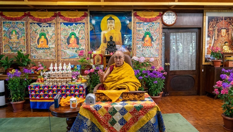 Дээрхийн Гэгээнтэн Далай Лам зуны эхэн сарын шинийн 15-ны их дүйчэн өдөр цахим сүлжээгээр дамжуулан айлдвар айлдаж байгаа нь. Энэтхэг, ХП, Дармасала. 2021.05.26. Гэрэл зургийг Тензин Жамфел