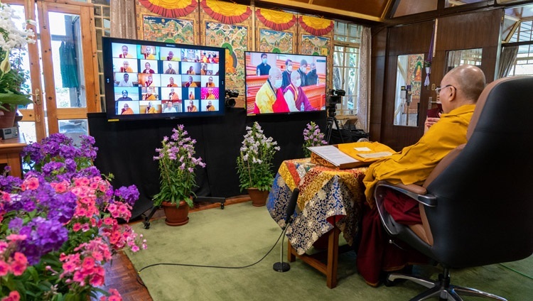 Дээрхийн Гэгээнтэн Далай Лам зуны эхэн сарын шинийн 15-ны их дүйчэн өдөр цахим сүлжээгээр дамжуулан Монголчуудад зориулан айлдвар айлдаж байгаа нь. Энэтхэг, ХП, Дармасала, 2021.05.26. Гэрэл зургийг Вен Тензин Жамфел