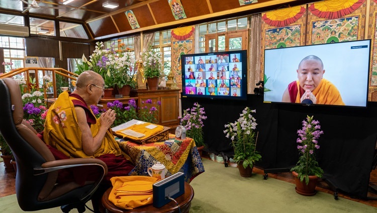 Дээрхийн Гэгээнтэн Далай Лам зуны эхэн сарын шинийн 15-ны их дүйчэн өдөр цахим сүлжээгээр дамжууланайлдсан сургаалын төгсгөлд Шахор Ханбрүл ринбочэ талархал илэрхийлж байгаа нь. Гэрэл зургийг Вен Тензин Жампел