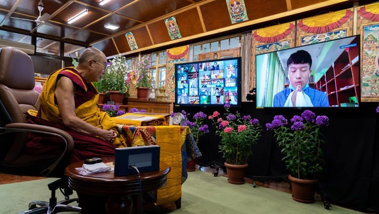 Дээрхийн Гэгээнтэн Далай Лам Төвөдийн хүүхэд, залуучуудад зориулсан номын айлдварын үеэр асуултанд хариулж байгаа нь. Энэтхэг, ХП, Дарамсала. 2021.06.01. Фото зургийг Тэнзин Жампел.