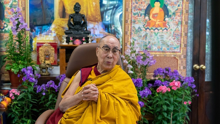 Дээрхийн Гэгээнтэн Далай Лам хоёр дахь өдрөө Төвөдийн залуучуудад цахим сүлжээгээр хандан айлдвар айлдаж байгаа нь. Энэтхэг, ХП, Дармасала. 2021.06.02. Гэрэл зургийг Вен Тензин Жампел.