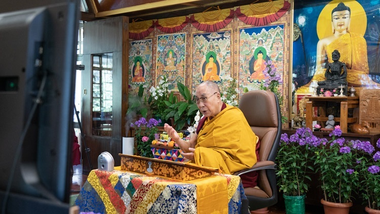 Дээрхийн Гэгээнтэн Далай Лам Төвөдийн залуучуудад цахим сүлжээгээр дамжуулан сургаалаа айлдаж байгаа нь. Энэтхэг, ХП, Дармасала. 2021.06.02. Гэрэл зургийг Вен Тензин Жампел.