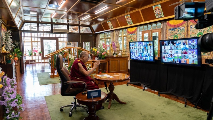 Дээрхийн Гэгээнтэн Далай Лам “Эрүүл мэндийн салбарт энэрэн нигүүлсэх сэтгэл” цахим  ярилцлагын үеэр сонсогчдын асуултанд хариулав. Энэтхэг. ХП.Дарамсала. 2021.07.07. Фото зургийг Тэнзэн Жамбал