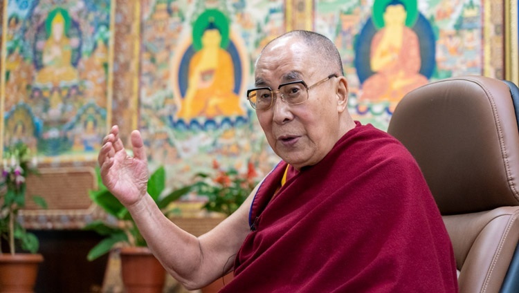 Дээрхийн гэгээнтэн Далай Ламыг “Аз жаргалтай дэлхий ертөнцийг бүтээхүй” сэдвээр ярилцаж байгаа нь. Энэтхэг, ХП, Дарамсала. 2021.07.28. Фото зургийг Тэнзин Жампел.