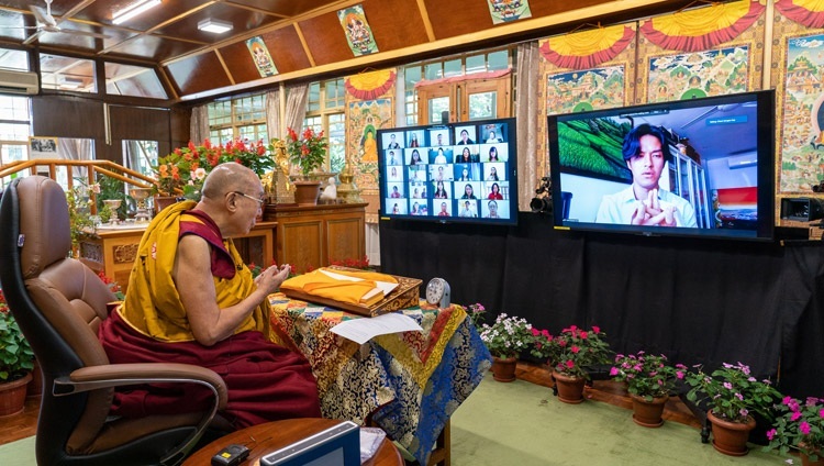 Айлдварын эхэнд Дээрхийн Гэгээнтэн Далай Ламд мандар өргөж байгаа нь. Энэтхэг, ХП, Дарамсала. 2021.08.11. Фото зургийг Тэнзин Жампел.