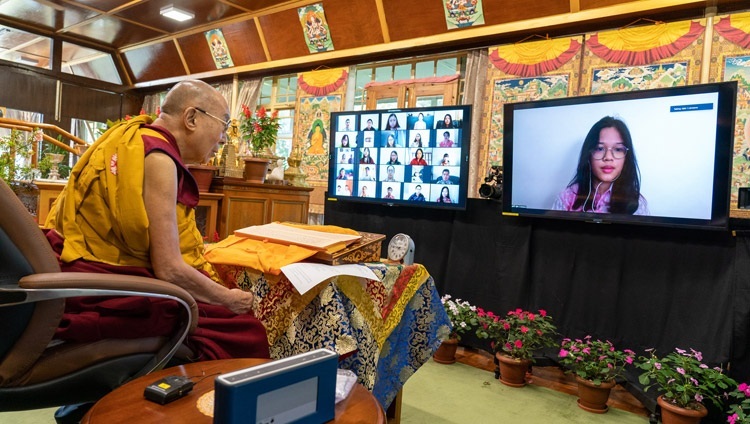 Цахим ярилцлагад оролцож буй сурагч хүүхэд Дээрхийн Гэгээнтэн Далай Ламаас асуулт асууж байгаа нь. Энэтхэг, ХП, Дарамсала. 2021.08.11. Фото зургийг Тэнзин Жампел.