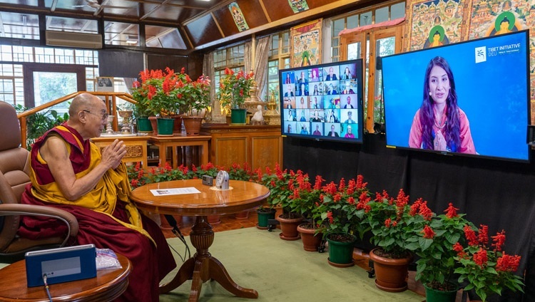 ХБНГУ дахь “Төвөдийн санаачилга” холбооны гүйцэтгэх захирал Тэнзин Цёхбауэр өнөөдрийн уулзалтыг нээж, Дээрхийн гэгээнтэн Далай Ламыг ‘Дэлхийн энх тайвныг бэхжүүлэхэд Төвөдийн соёлын оруулах хувь нэмэр” сэдэвт уулзалтад урин залж байгаа нь. Энэтхэг, ХП, Дарамсала. 2021.08.25. Фото зургийг Тэнзин Жампел.
