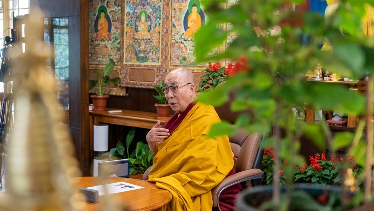 Дээрхийн гэгээнтэн Далай Ламыг ‘Дэлхийн энх тайвныг бэхжүүлэхэд Төвөдийн соёлын оруулах хувь нэмэр” сэдэвт уулзалтад айлдвар айлдаж байгаа нь. Энэтхэг, ХП, Дарамсала. 2021.08.25. Фото зургийг Тэнзин Жампел.