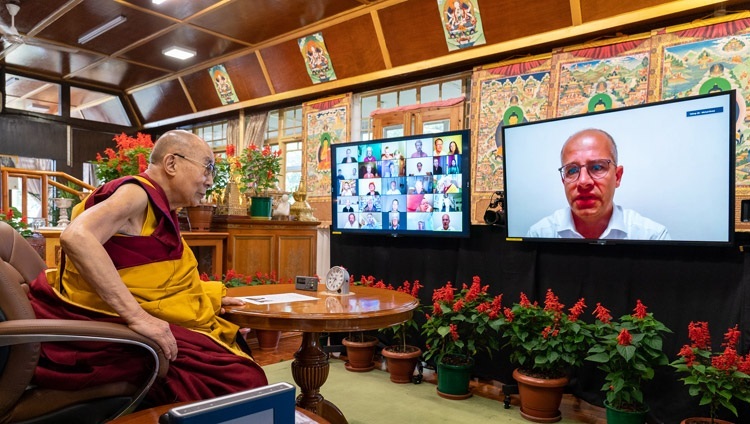 Уулзалтын үеэр Дээрхийн Гэгээнтэн Далай Лам асуултанд хариулж байгаа нь. Энэтхэг, ХП, Дарамсала. 2021.08.25. Фото зургийг Тэнзин Жампел. 