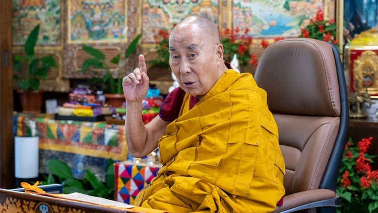 Дээрхийн Гэгээнтэн Далай Лам 2 өдөр үргэлжлэх номын айлдварын үеэр. 2021.10.09. Энэтхэг, ХП, Дарамсала. Гэрэл зургийг Тензин Жампел