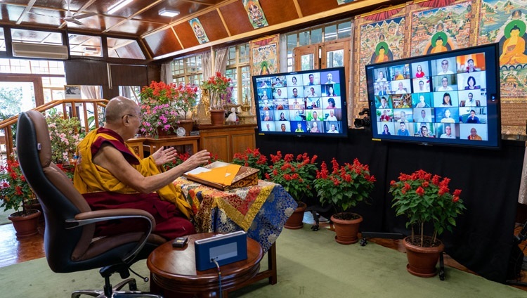 Дээрхийн Гэгээнтэн Далай Лам Тайваны сүсэгтнүүдэд зориулан номын айлдварын хоёр дахь өдөр айлдвар айлдаж байгаа нь. Энэтхэг, ХП, Дарамсала. 2021.10.10. Фото зургийг Тэнзин Жампел.