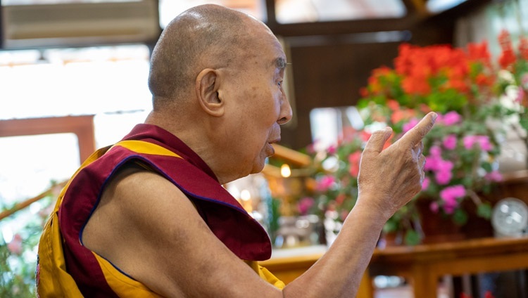 Дээрхийн Гэгээнтэн Далай Лам тайваний сүсэгтнүүдийн хүсэлтээр номын айлдвар айлдаж байгаа нь. Энэтхэг, ХП, Дарамсала. 2021.10.10. Фото зургийг Тэнзин Жампел.