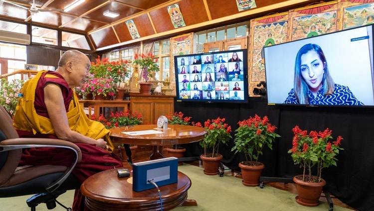 Тажикстаны иргэн Муборак Мукими Дээрхийн Гэгээнтэн Далай Ламаас асуулт асууж байгаа нь. Энэтхэг, ХП, Дарамсала. 2021.10.14. Фото зургийг Тэнзин Жампел.