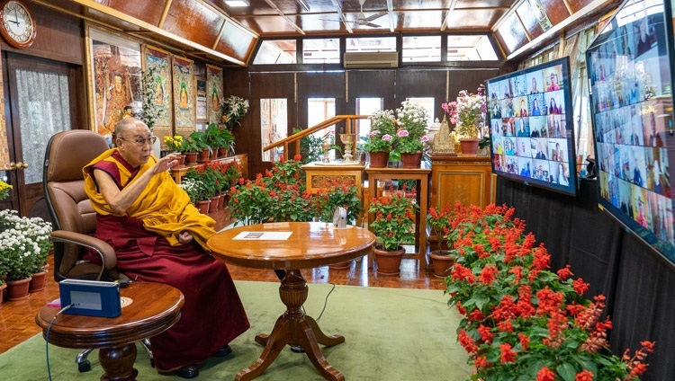 Дээрхийн Гэгээнтэн Далай Лам “Энэрэл ба хүний үнэ цэнийг эрхэмлэхүй” цахим ярилцлагын үеэр оролцогчдод хандан айлдвар айлдаж байгаа нь. Энэтхэг, ХП, Дармасала. 2021.10.26. Гэрэл зургийг Тэнзин Жампел.