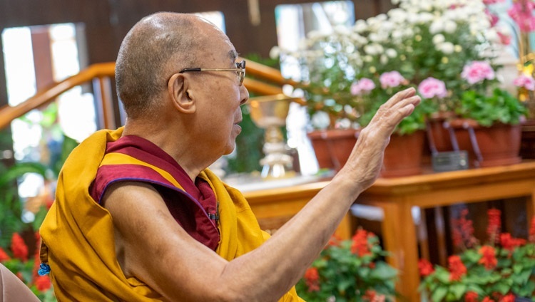 Дээрхийн Гэгээнтэн Далай Лам “Энэрэл ба хүний үнэ цэнийг эрхэмлэхүй” цахим ярилцлагын үеэр оролцогчдын асуултад хариулж байгаа нь. Энэтхэг, ХП, Дармасала. 2021.10.26. Гэрэл зургийг Тэнзин Жампел.