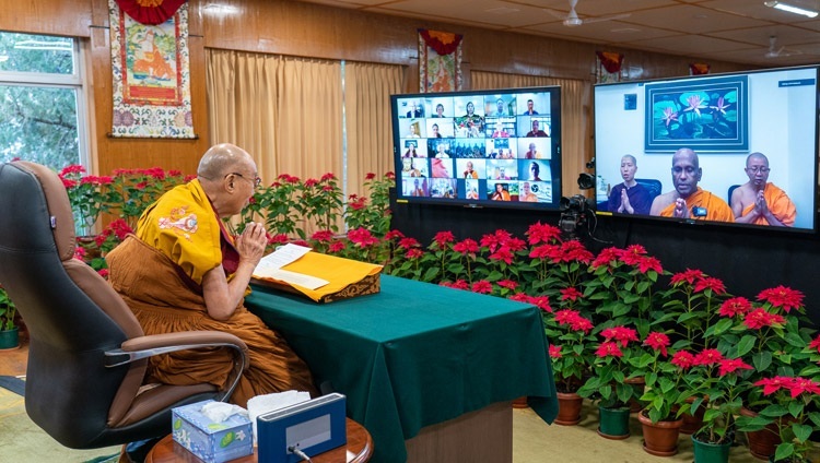 Дээрхийн Гэгээнтэн Далай Ламын номын айлдварын хоёр дахь өдрийн эхэнд Малайз дахь Теравада буддын шашны зөвлөлийн гишүүд Пали хэлээр уншлага уншиж байна. Энэтхэг, ХП, Дарамсала. 2021.12.18. Гэрэл зургийг Вен Тэнзин Жампэл