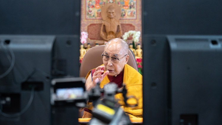 Дээрхийн Гэгээнтэн Далай Лам Зүүн Өмнөд Азийн буддын шашны төвүүдийн хүсэлтээр хоёр дахь өдрөө цахим номын айлдвар айлдаж байгаа нь. Энэтхэг, HP, Дарамсала. 2021.12.18. Фото зургийг Вен Тэнзин Жампэл