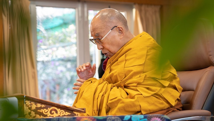 Дээрхийн Гэгээнтэн Далай Лам Богд Зонховын дүйчэн өдөр цахим сүлжээгээр дамжуулан номын айлдвар айлдаж байгаа нь. Энэтхэг, ХП, Дарамсала. 2021.12.29. Фото зургийг Тэнзин Жампел