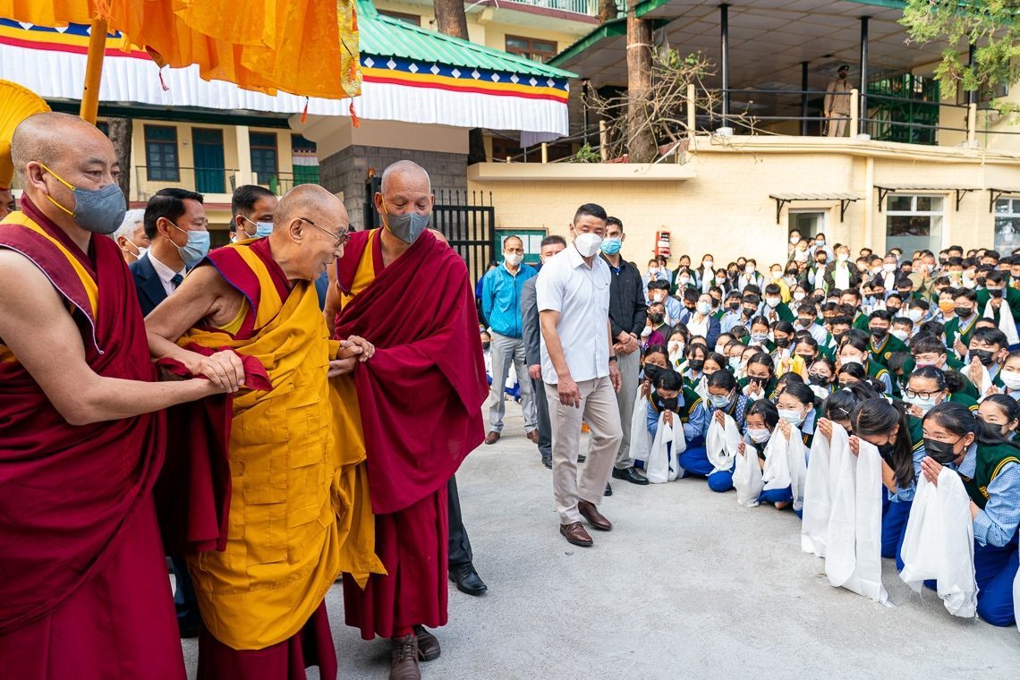 Дээрхийн Гэгээнтэн Далай Лам Зүглаг Хан дуганы зүг морилж байгаа нь. Энэтхэг, ХП, Дарамсала. 2022.03.18. Фото зургийг Вен Тэнзин Жампэл