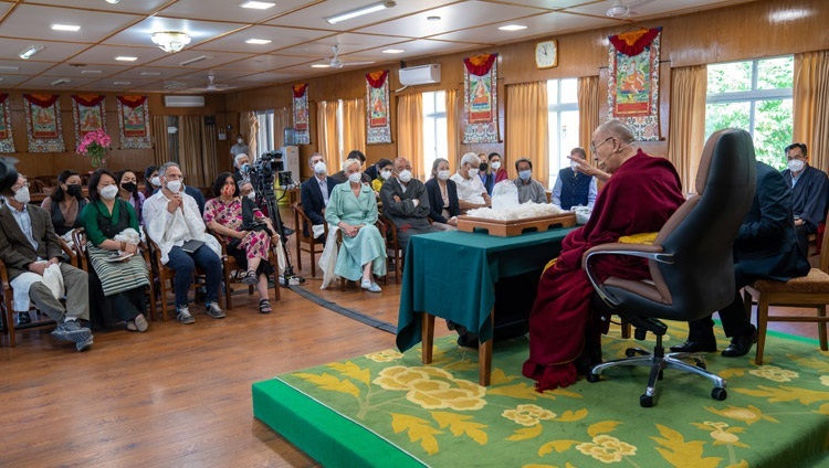 Дээрхийн Гэгээнтэн Далай Лам "Бидний ирээдүйн төлөөх ярилцлага" уулзалтад оролцогчдын асуултад хариулж байгаа нь. Энэтэх, ХП, Дарамсала. 2022.04.22. Гэрэл зургийг Тэнзин Чойжор