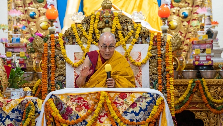 Дээрхийн Гэгээнтэн Далай Лам Бат Оршил өргөх үеэр айлдвар айлдаж байгаа нь. Энэтхэг, ХП, Дармасала. 2022.05.25. Гэрэл зургийг Тэнзин Чойжор
