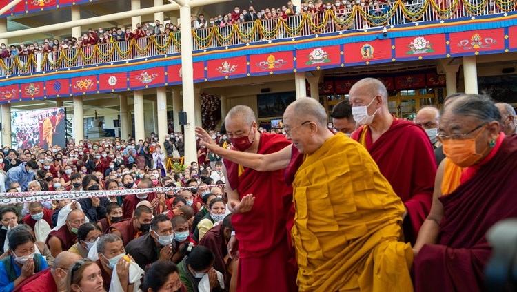 Дээрхийн Гэгээнтэн Далай Лам Бат Оршил өргөх ёслол өндөрлөсний дараа цугласан олон руу даллаж байгаа нь. Энэтхэг, ХП, Дармасала. 2022.05.25. Гэрэл зургийг Тэнзин Чойжор