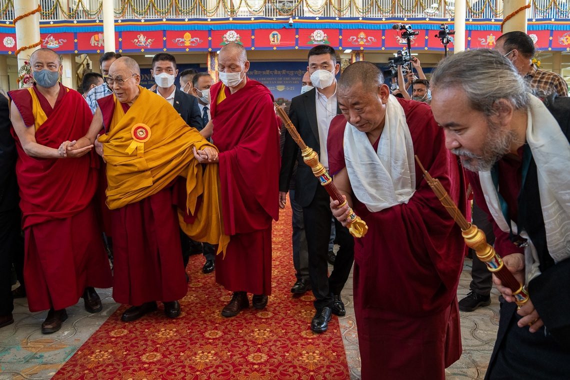 Төвөдийн буддын шашны Сажа уламжлалын лам хуврагууд Дээрхийн Гэгээнтэн Далай Ламд Бат Оршил өргөхөөр түүнийг Зүглаг Хан дуганы зүг урин залж байгаа нь. Энэтхэг, ХП, Дармасала, 2022.05.25. Гэрэл зургийг Тэнзин Чойжор