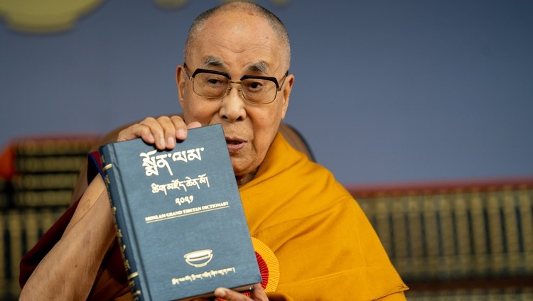 Дээрхийн Гэгээнтэн Далай Лам “Монлам” их толь бичгийн нэгэн ботийг барьж байна. Энэтхэг, ХП, Дарамсала. 2022.05.27. Гэрэл зургийг Тэнзин Чойжор