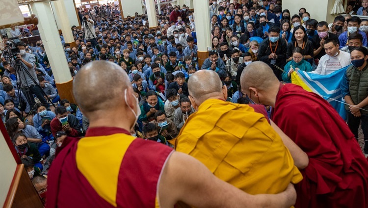 Дээрхийн Гэгээнтэн Далай Лам Төвөдийн хүүхэд, залуучуудын хүсэлтээр номын айлдвар айлдахаар морилон ирж байгаа нь. Энэтхэг, ХП, Дарамсала. 2022.06.01. Гэрэл зургийг Тэнзин Чойжор