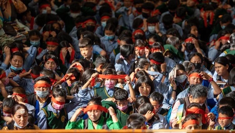 Дээрхийн Гэгээнтэн Далай Ламын Жанрайсиг бурханы авшиг хүртэж буй хүүхэд, залуучууд. 2022.06.02. Энэтхэг, ХП, Дарамсала. Гэрэл зургийг Тэнзин Чойжор 