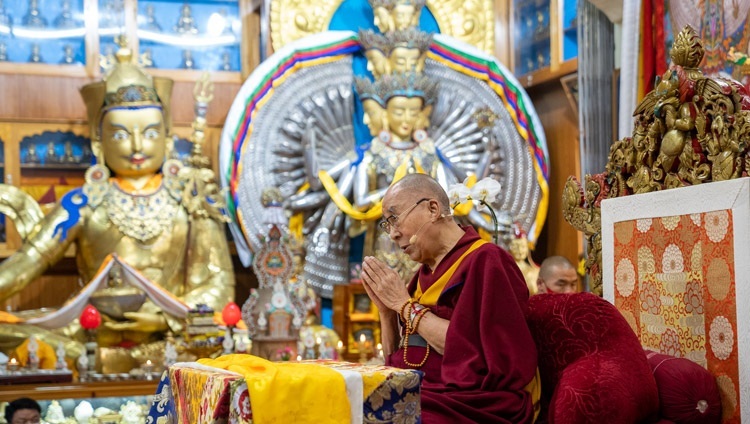 Дээрхийн Гэгээнтэн Далай Лам Жанрайсиг бурханы авшиг хүртээж байгаа нь. 2022.06.02. Энэтхэг, ХП, Дарамсала. Гэрэл зургийг Тэнзин Чойжор