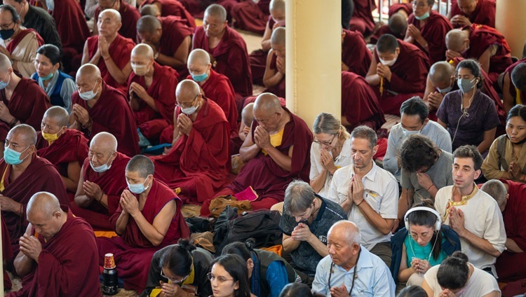Дээрхийн Гэгээнтэн Далай Ламын энэ удаагийн номын айлдварыг дэлхийн 56 орны 8500 гаруй хүн сонсож байна. 2022.06.13. Энэтхэг, ХП, Дарамсала. Фото зургийг Тэнзин Чойжор
