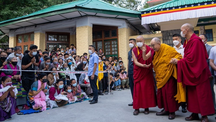 Дээрхийн Гэгээнтэн Далай Лам хоёр өдөр үргэлжлэх номын айлдвар айлдахаар морилон ирж байгаа нь. 2022.06.13. Энэтхэг, ХП, Дарамсала. Фото зургийг Тэнзин Чойжор