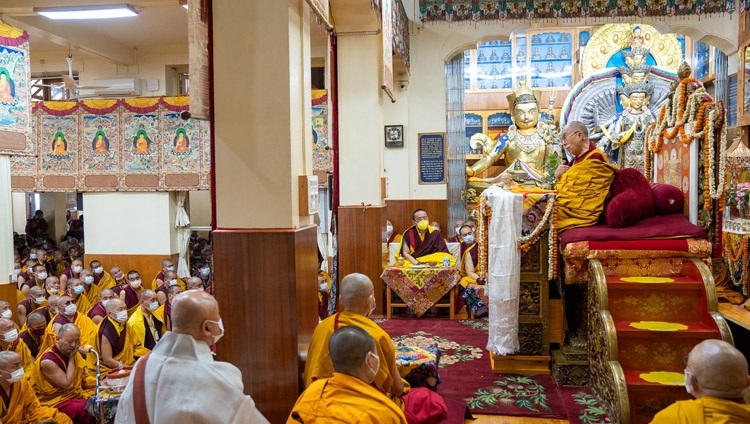 Дээрхийн Гэгээнтэн Далай Ламын хоёр өдөр үргэлжлэх номын айлдвар явагдаж байгаа нь. 2022.06.13. Энэтхэг, ХП, Дарамсала. Гэрэл зургийг Тэнзин Чойжор
