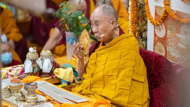 Дээрхийн Гэгээнтэн Далай Лам Төвөдийн гол дуганд Жинасагара/Жалважамц бурханы авшиг хүртээх бэлтгэл зан үйл үйлдэж байна. Энэтхэг, Дарамсала. 2022.06.14. Фото зургийг Тэнзин Чойжор