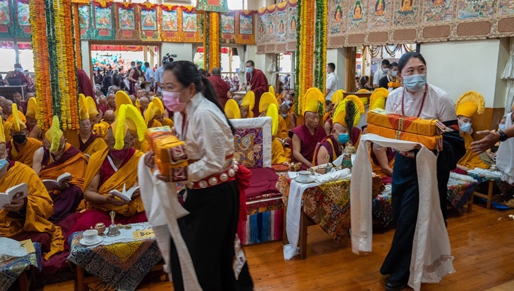 Дээрхийн Гэгээнтэн Далай Ламд Бат Оршил өргөх ёслолыг зохион байгуулсан Төвөдийн бүлгүүдийн гишүүд. Энэтхэг, ХП, Дарамсал. 2022.06.24. Фото зургийг Тэнзин Чойжор