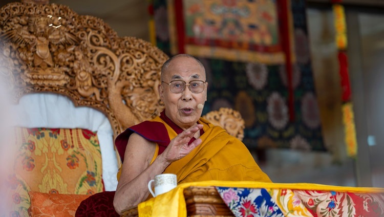 Дээрхийн Гэгээнтэн Далай Лам Шевацал номын айлдварын талбайд эхний өдрийн айлдвараа айлдаж байгаа нь. 2022.07.28. Энэтхэг, Ладак, Лех хот. Гэрэл зургийг Тэнзин Чойжор