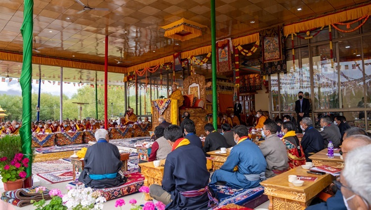 Дээрхийн Гэгээнтэн Далай Лам Шевацал номын айлдварын талбайд эхний өдрийн айлдвараа айлдаж байгаа нь. 2022.07.28. Энэтхэг, Ладак, Лех хот. Гэрэл зургийг Тэнзин Чойжор