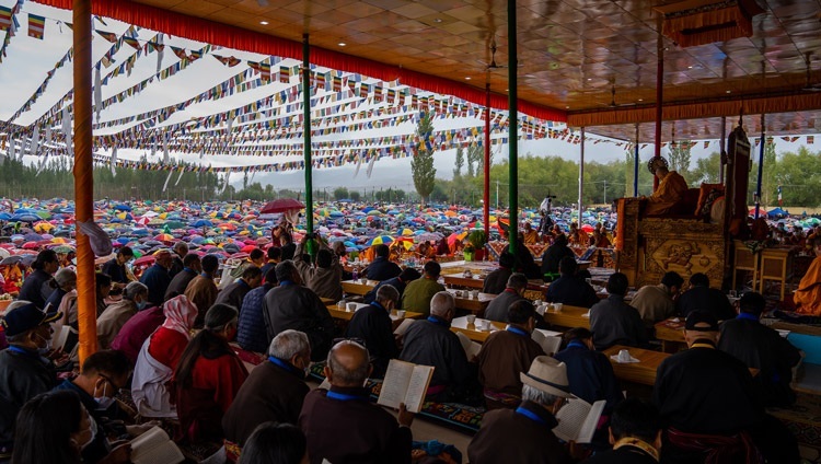 Дээрхийн Гэгээнтэн Далай Ламын номын айлдварын үеэр бороо орж, цугласан олон шүхэр дэлгэн сууж байгаа нь. Энэтэх, УТ, Ладак, Лех. 2022.07.29. Гэрэл зургийг Тэнзин Чойжор.