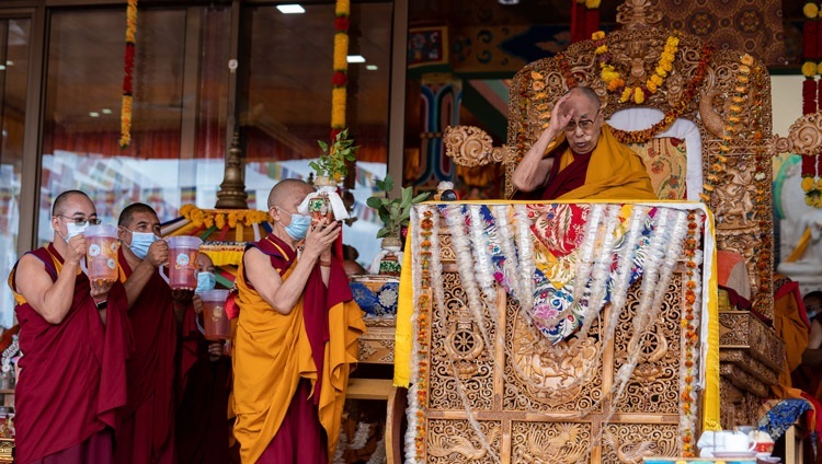 Дээрхийн Гэгээнтэн Далай Лам Жанрайсиг бурханы авшиг хүртээж байна. Энэтхэг, Ладак, Лех. 2022.07.30. Гэрэл зургийг Тэнзин Чойжор